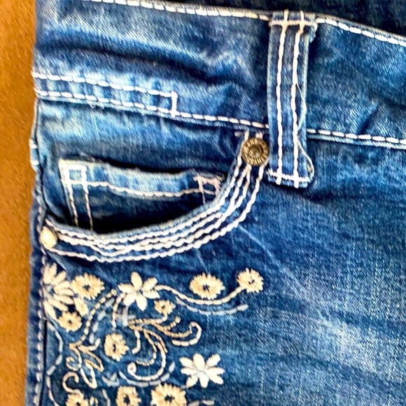 Amethyst Jean Shorts - Picture 4 of 10